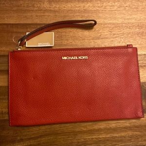 MICHEAL KORS RED LG ZIP CLUTCH WRISTLET